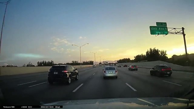 Ce conducteur réussi à eviter le drame alors qu'il part en tête à queue... Incroyable!