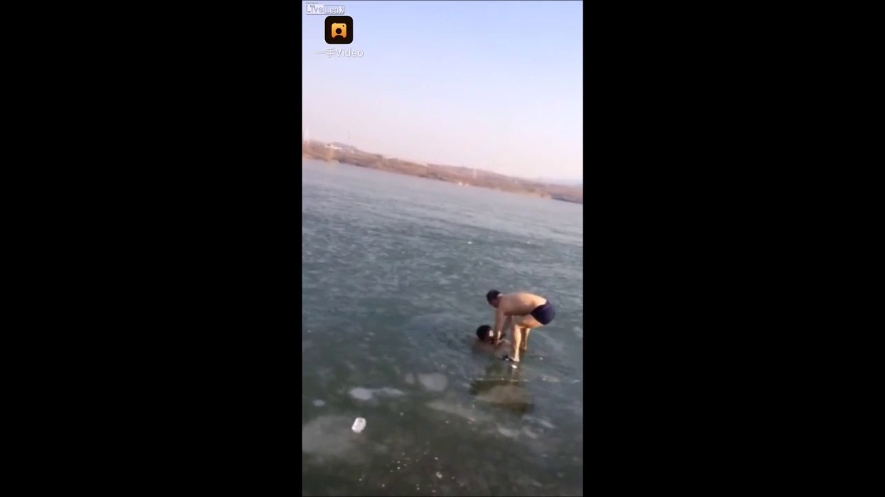 Un idiot se retrouve coincé sous la glace et ne trouve plus le trou pour sortir du lac gelé... Sauvé de justesse