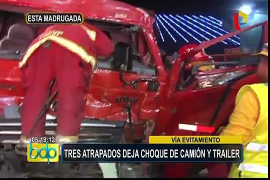 Vía Evitamiento: tres atrapados deja choque de camión y tráiler