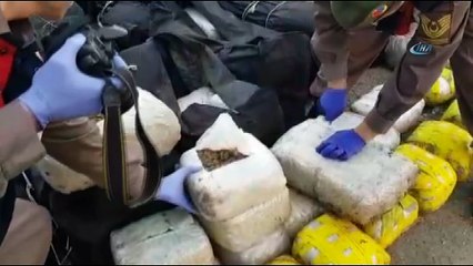 Çanakkale’de deniz kıyısında bin 500 kilogram esrar ele geçirildi