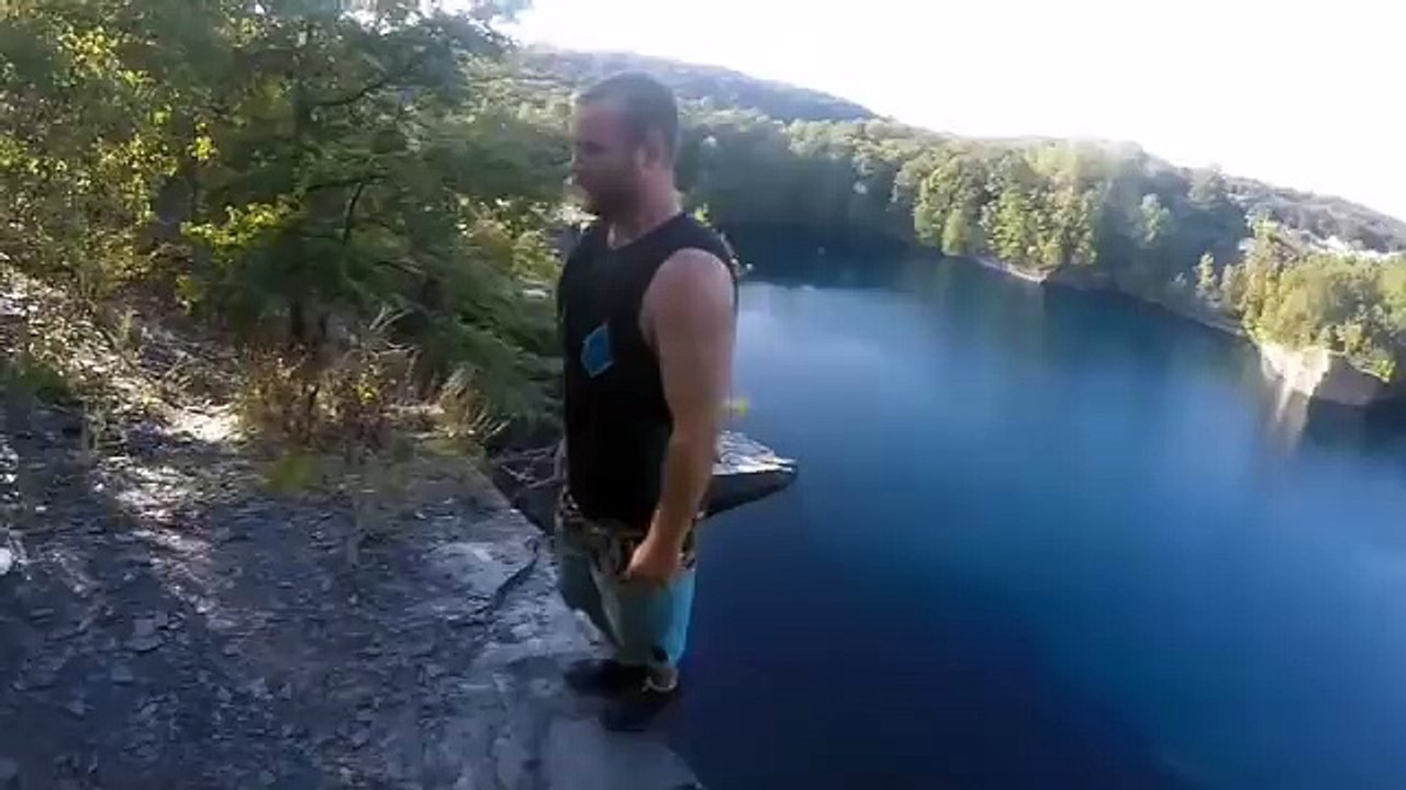Backflip impressionnant à 32 mètres en haut d'une carrière