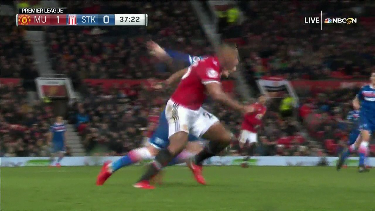 Manchester United vence o Stoke City com 2 Golaços #2