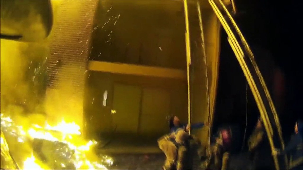 Etats-Unis : un pompier sauve un enfant lancé depuis le 2e étage d'un immeuble en flammes