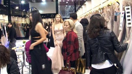 Gelinlik fuarında Hande Yener izdihamı