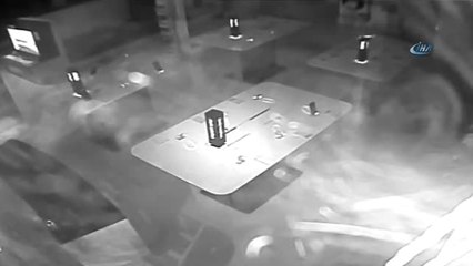 Camları Kırarak İş Yerlerini Soyan Hırsızlıklar Kamerada