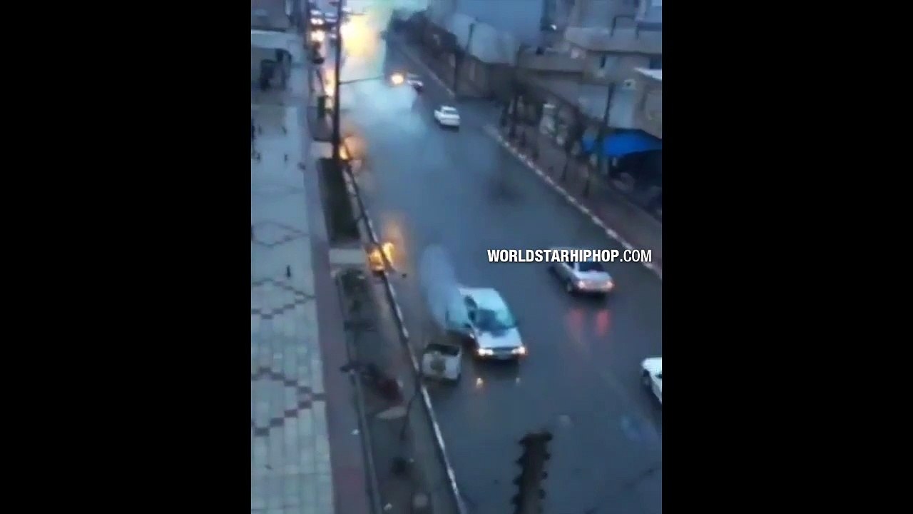 Une voiture frappée par un éclair au milieu de la route !