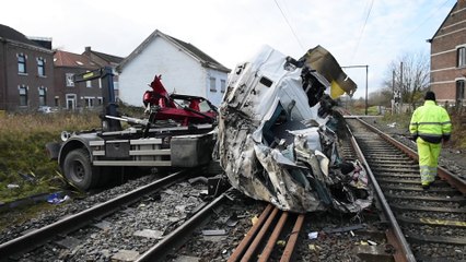 Un train de voyageur percute un camion