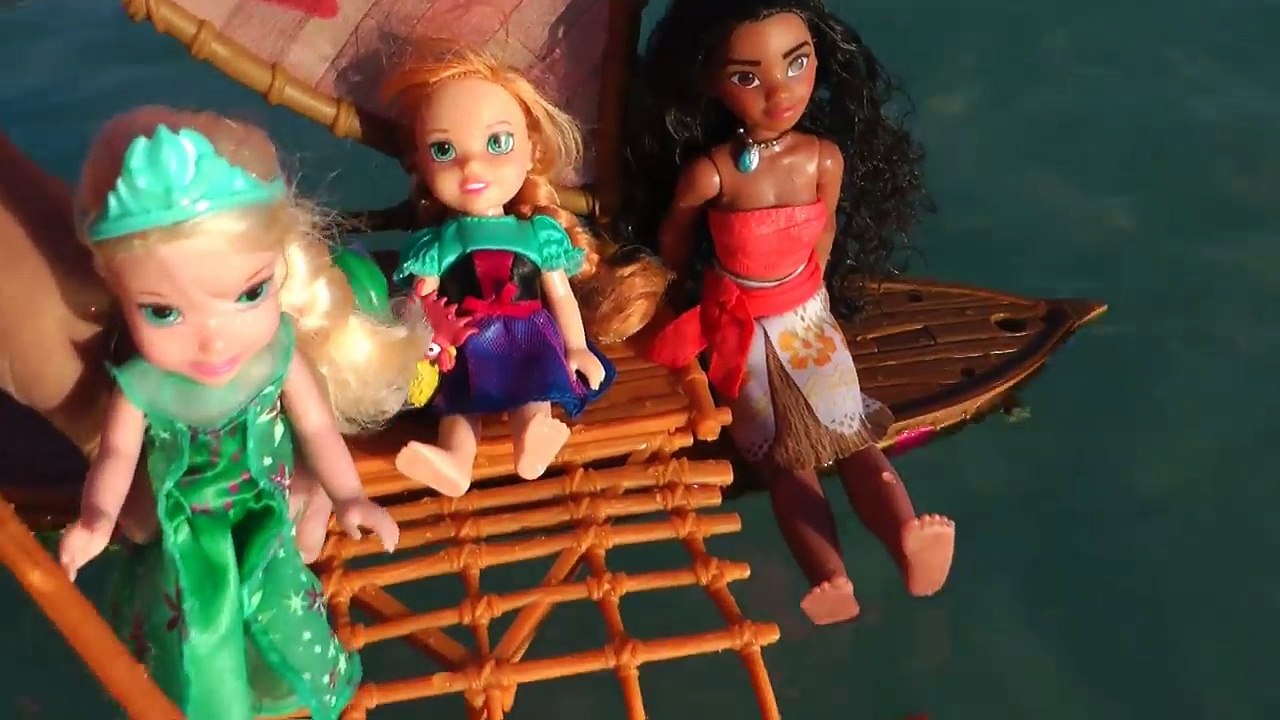 MOANA meets queen ELSA ! Anna & Elsa toddlers SAIL on Moanas boat - Ocean - Waves