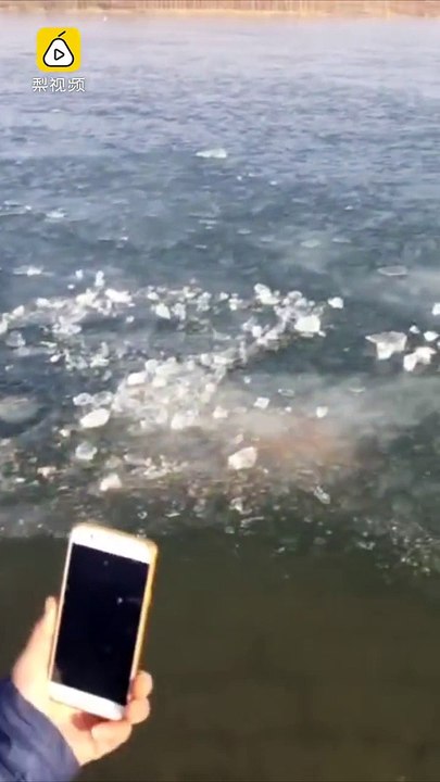 Chine : Un homme se plonge dans l'eau glacé mais il a faillit finir très mal !