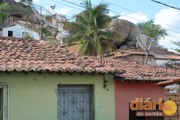 Dona de casa critica Bombeiros por caso de jumento no telhado em Cajazeiras