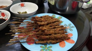 AMERICANS TRY EATING SATE BLORA | Indonesian Food