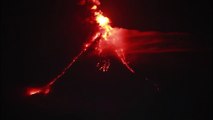 Volcán filipino comenzó a escupir lava