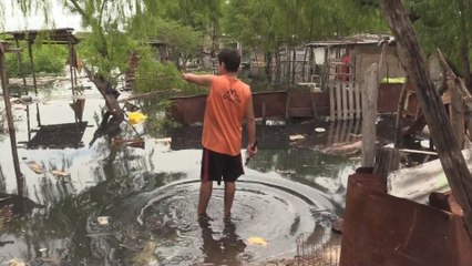 Miles de personas de Asunción luchan contra el agua tras crecida río Paraguay