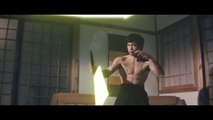 La grande scène de bagarre de Bruce Lee avec des sabres laser