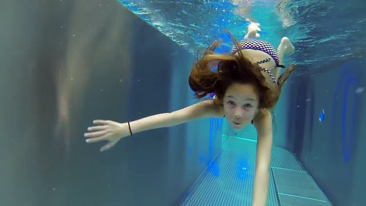 Carla Underwater swimming with snow - video Dailymotion