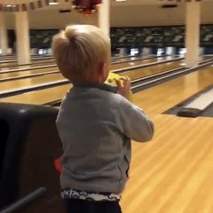 Un jeune garçon aime le bowling et on comprend pourquoi !