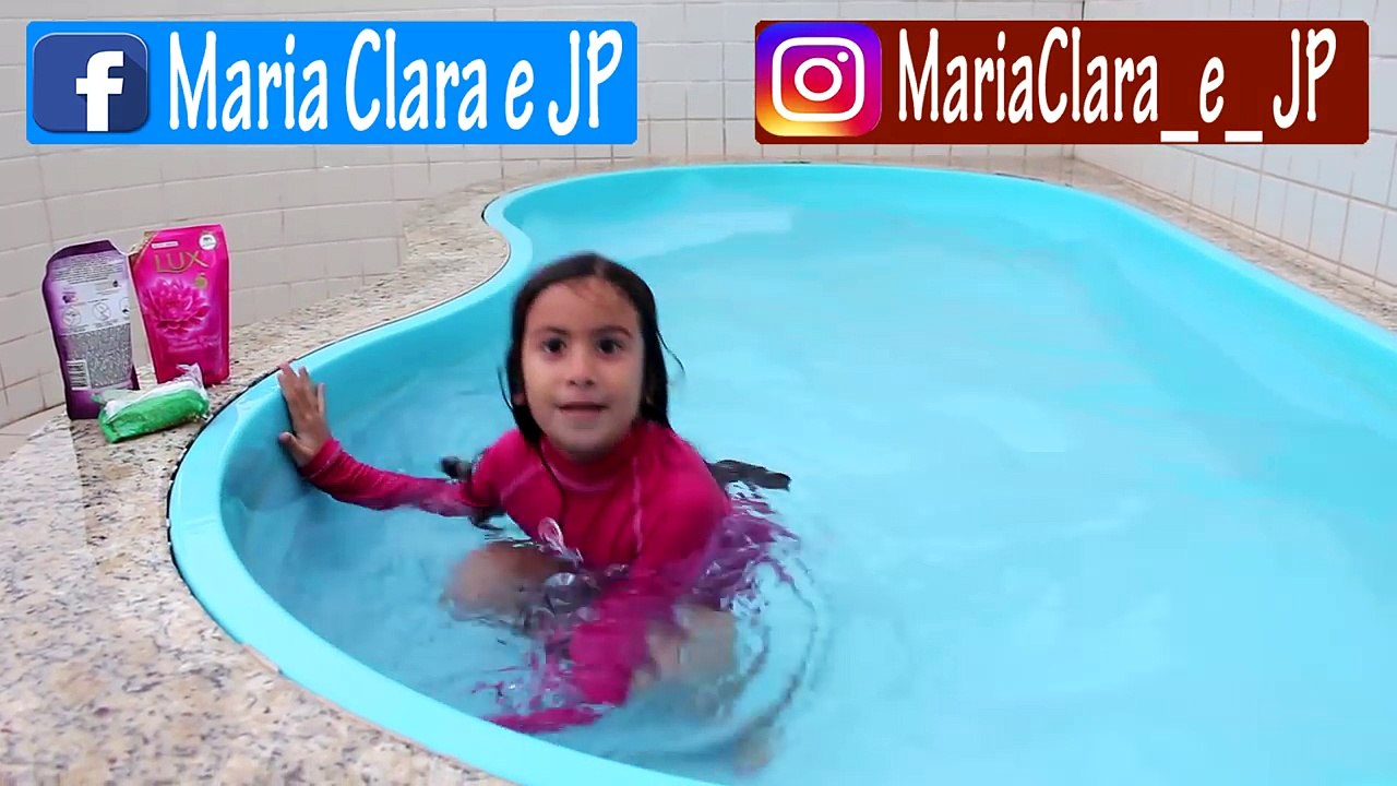 COLOQUEI SABÃO NA PISCINA E TOMEI BANHO DE ESPUMA COM A MINHA MÃE