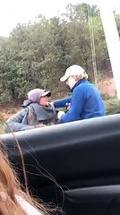 Elle filme un homme qui offre sa propre veste à un sans abri