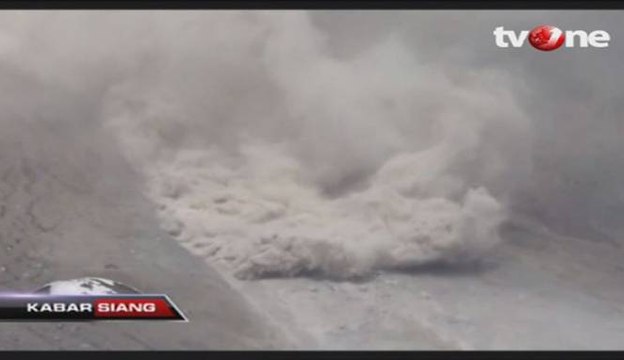 Gunung Sinabung Semburkan Debu Vulkanik Disertai Awan Panas