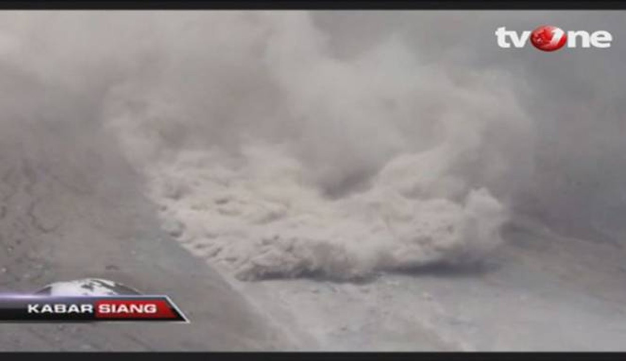 Gunung Sinabung Semburkan Debu Vulkanik Disertai Awan Panas