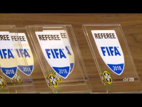Árbitros brasileiros recebem insígnias da FIFA 2018 na CBF