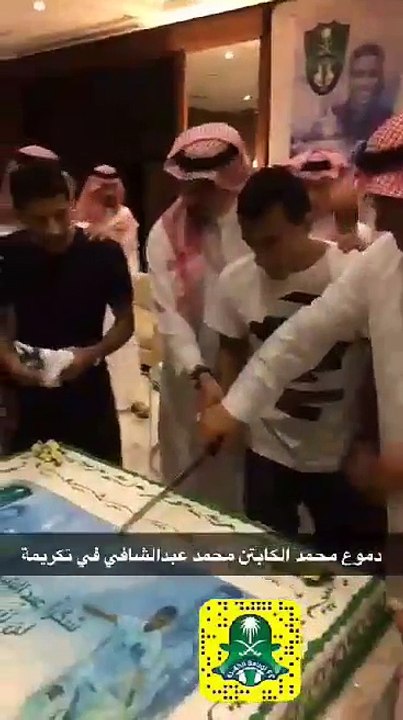 بالدموع وهدية "ثوب الكعبة".. عبد الشافي يودع أهلي جدة