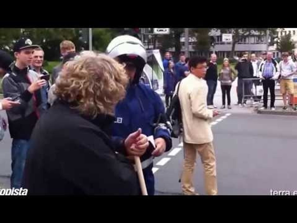 Destroza su BMW M6 a modo de protesta