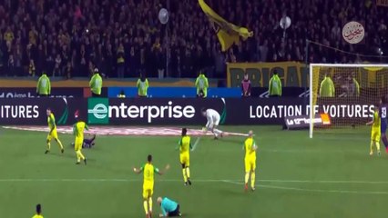 الحكم يضرب اللاعب ويطرده بعد ان اسقطه أرضاَ في مباراة لفريق باريس سان جيرمان