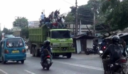 Скачать видео: Mencekam, Pelajar SMK dari Tiga Sekolah Terlibat Tawuran