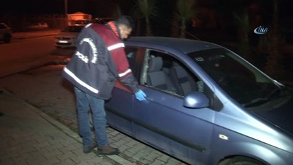 Alkollü şahıs parke taşıyla 3 aracın camını kırdı