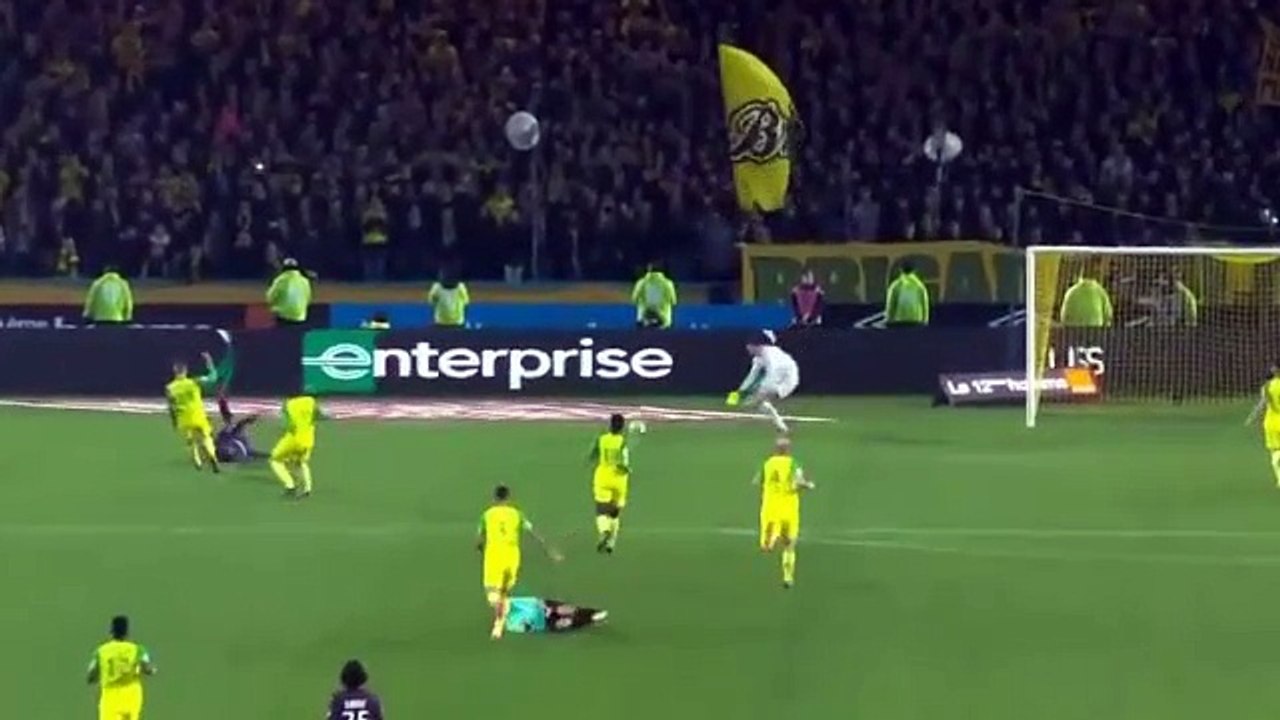 Scandaleux: l’arbitre Tony Chapron pète totalement un câble en donnant un coup de pied + une carte rouge à un joueur nan