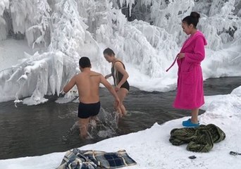 Brave Tourists Plunge Into River in World's Coldest Village