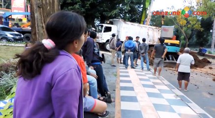 Tronton Bermuatan Tanah Ini Terguling di Tengah Kota Semarang