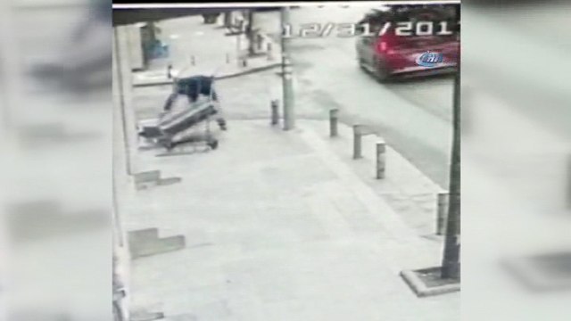 Hırsızın rahatlığı bu kadarına da pes dedirtti...Güpegündüz yerinden söktüğü klimayı böyle çaldı