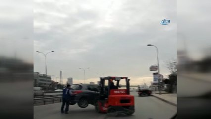 E-5 karayolunda bozulan araca sıra dışı taşıma...Otomobilin forkliftle taşınması kamerada