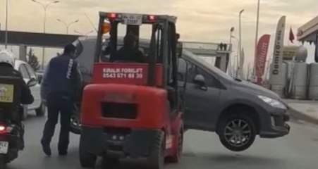 E-5'te Korkutan Görüntüler! Bozulan Otomobili Forkliftle Taşıdılar