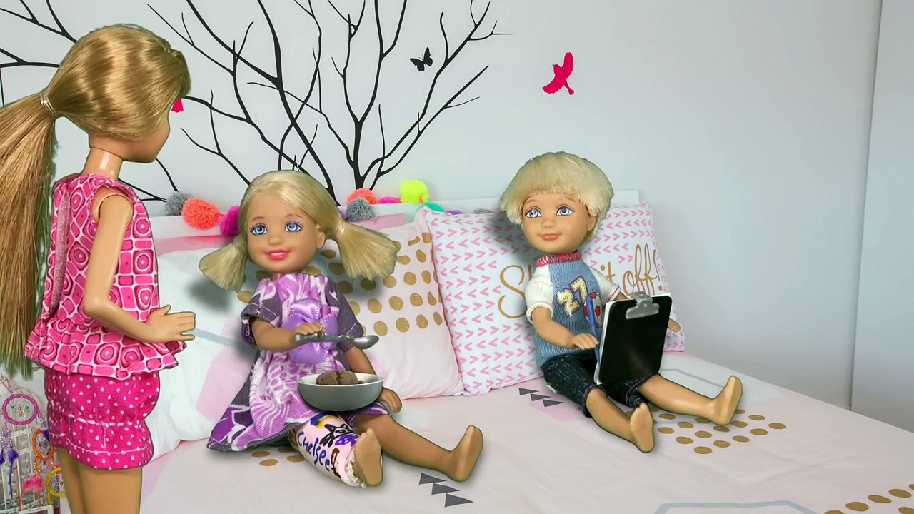Barbie - Have the Twins Broken Their Arm? | Ep.106