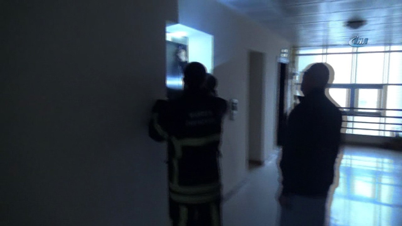 12. katta asansörde mahsur kalan kızları itfaiye kurtardı