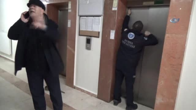 12. Katta Asansörde Mahsur Kalan Kızları İtfaiye Kurtardı