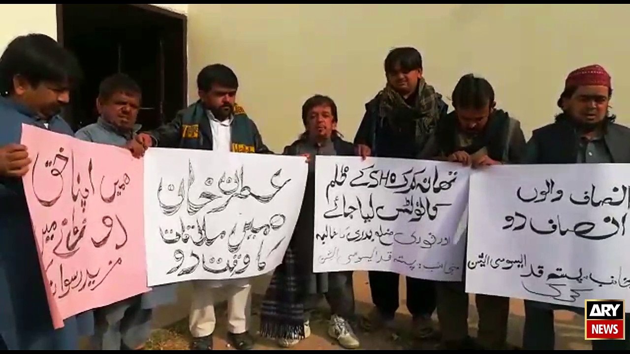A group of dwarfs demands meet Imran Khan