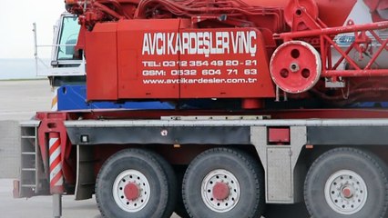 Pistten çıkan uçağı bulunduğu alandan çıkaracak vinçler geldi