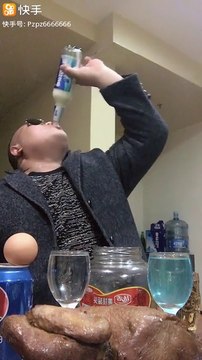 Ce gars s'envoie un cocktail bien lourd : cercueil