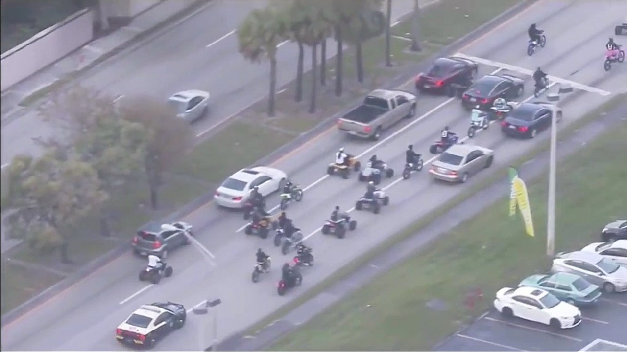 Ce pauvre policier n'arrive pas à se faire respecter face à ces jeunes en quad... La misère