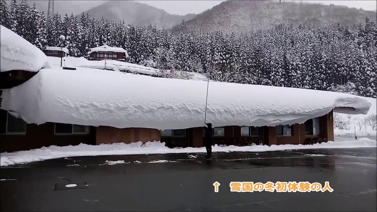 Arracher des tonnes de neige d'un coup de bâton sur le toit : gros kiff au Japon !
