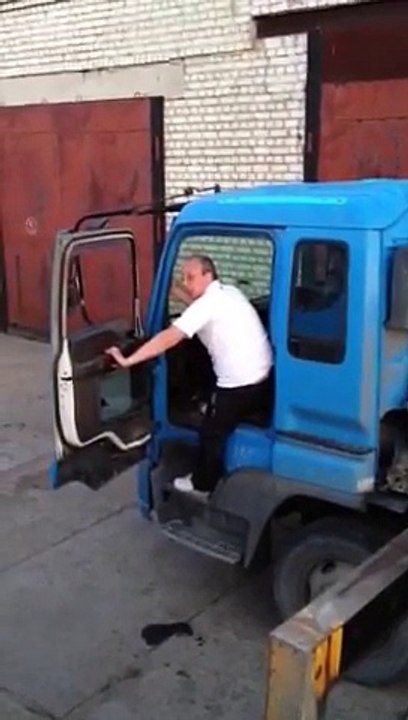 Ivre ce conducteur de Grue se prend la tête dans son camion !
