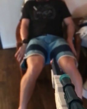 Réveiller son frère en lui tirant dans les cou....