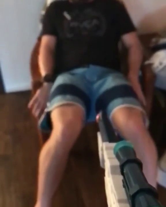 Réveiller son frère en lui tirant dans les cou....