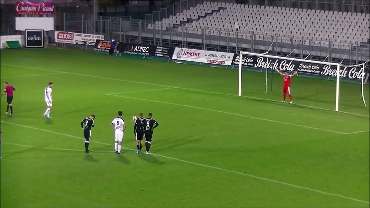 Plus bel arrêt de penalty jamais vu au Football ! Ce gardien de but est tellement chanceux..
