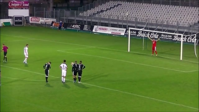 Plus bel arrêt de penalty jamais vu au Football ! Ce gardien de but est tellement chanceux..