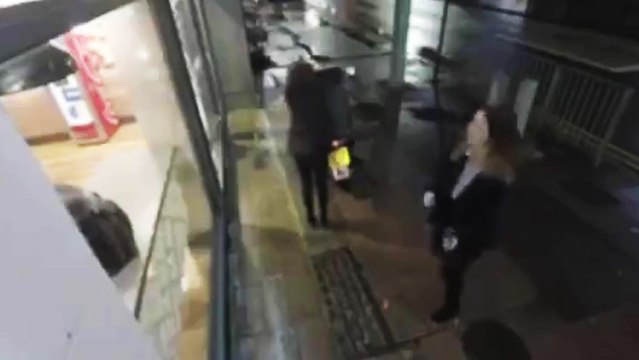 Deux filles bourrées volent un livreur de pizza